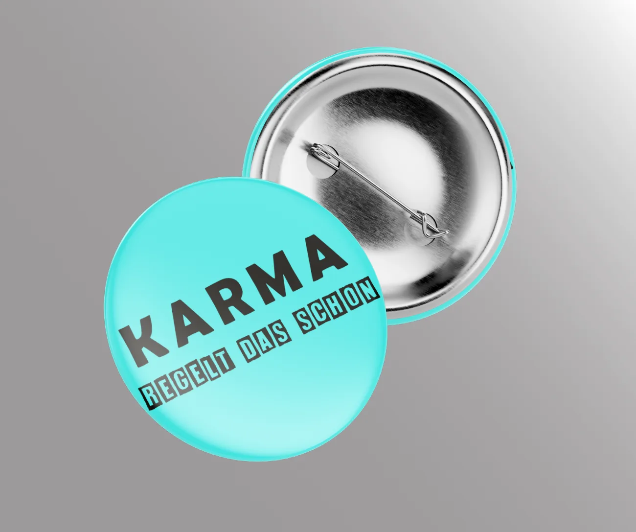Türkiser Button mit der Aufschrift Karma regelt das schon