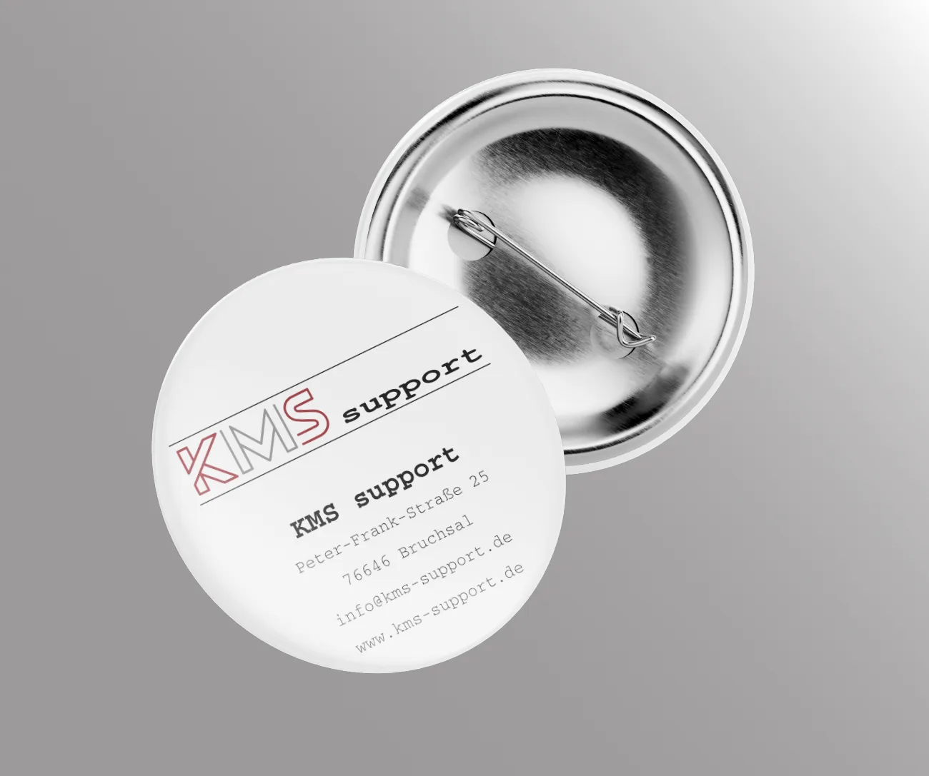 Weißer Button mit dem KMS-support Logo und Kontaktdaten