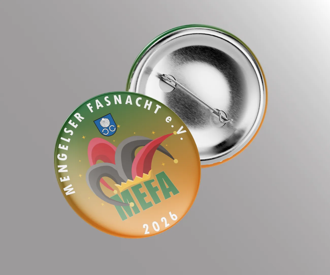 Orange-grüner Button mit einem Hahn und der Umschrift Mengelser Fasnacht e.V. 2026