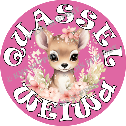 Rosa Button-Motiv mit einem gezeichneten Rehkitz im Blumenkranz und dem Schriftzug Quassel Weiwa