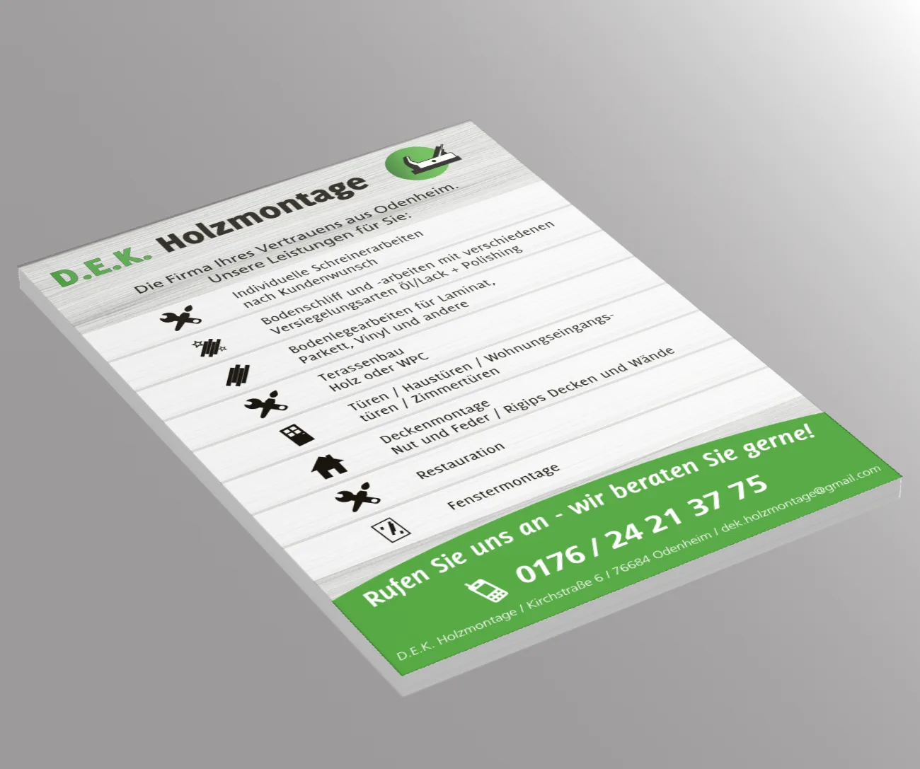 Grün-weißer Flyer der Firma D.E.K. Holzmontage mit Leistungsliste und Telefonnummer