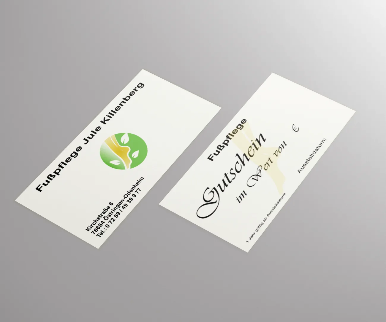 Gutschein und Visitenkarte der Fußpflege Jule Killenberg in Creme mit grünem Logo
