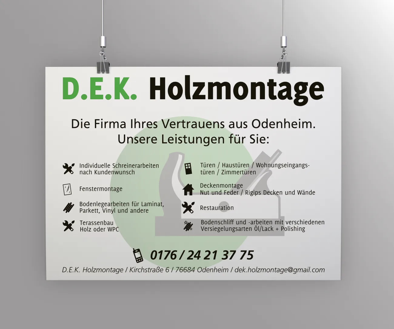 Hängendes Schild der Firma D.E.K. Holzmontage mit Leistungsliste und Telefonnummer