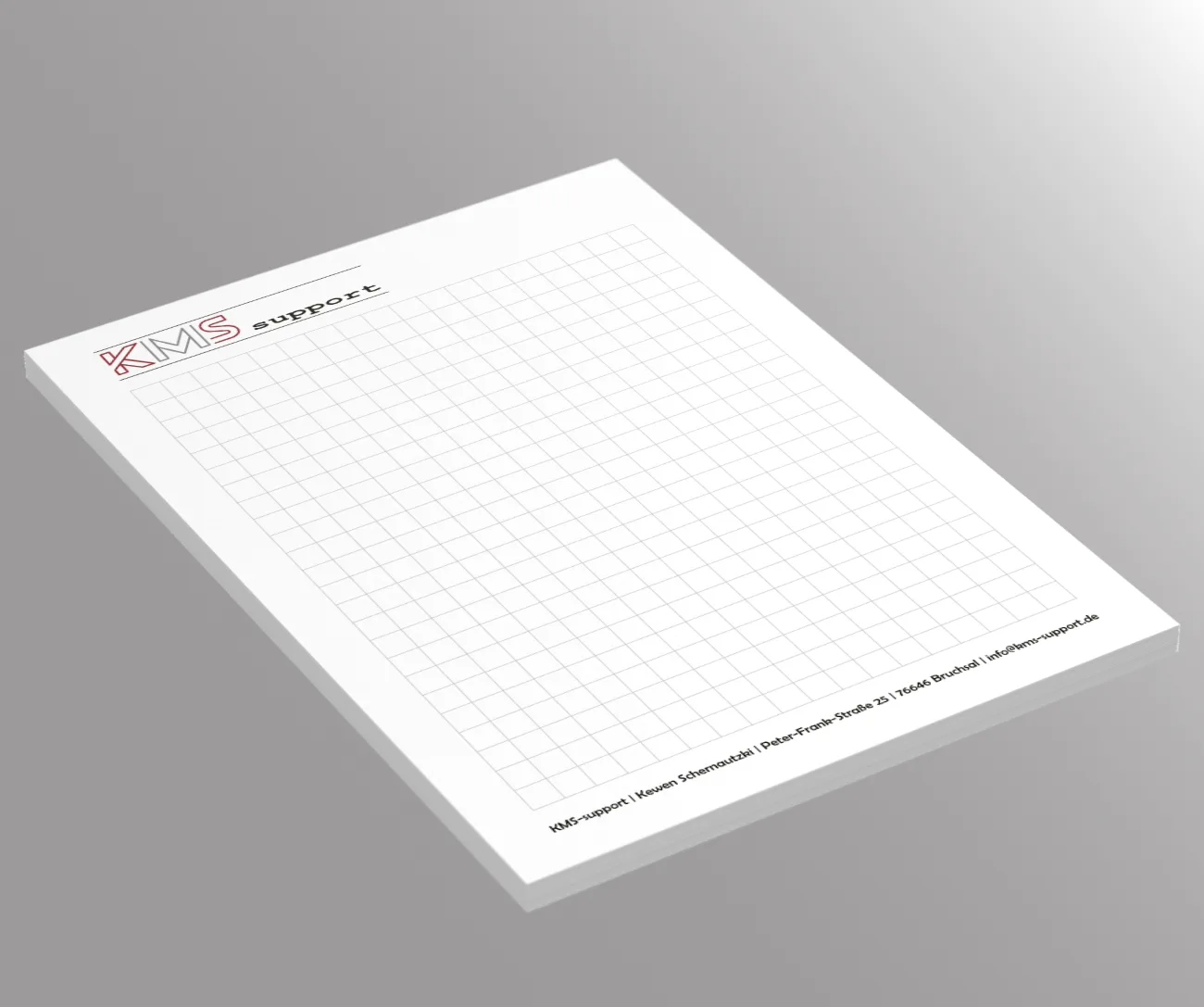 Karierter Schreibblock mit dem KMS-support Logo oben links