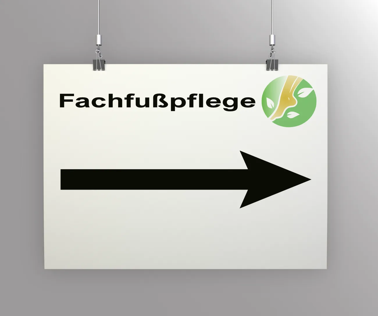 Weißes Schild mit der Aufschrift Fachfußpflege und einem großen schwarzen Pfeil nach rechts